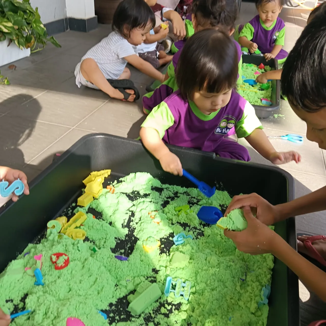 Kanak-kanak meneroka pasir sensori semasa Messy Play
