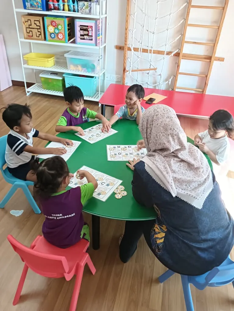 Guru membimbing kanak-kanak di meja kelas